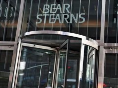 美联储于当地时间8月20日公布的7月29日至30日货币政策会议纪要显示，大多数委员认为通胀上行风险比就业市场疲软更令人担忧，这一观点在美联储内部形成主导。美联储在上月的政策会议上决定维持基准利率在4.25%至4.5%区间不变。尽管几乎所有与会者都支持维持利率不变的决定，但两位美联储理事——米歇尔·鲍曼和克里斯托弗·沃勒投票反对，主张立即降息25个基点。这是自1993年以来，首次出现多位美联储理事在