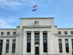 杰克逊霍尔全球央行年会将于8月21日至23日在美国怀俄明州的山区度假胜地杰克逊霍尔举行，届时全球投资者的目光将再次聚焦于此。美联储主席鲍威尔的演讲将是本年度最受瞩目的央行活动之一，投资者希望通过此次年会捕捉央行对未来形势的研判，探寻政策路径的确定性信号。一、年会主题与美国劳动力市场急剧变化密切相关今年杰克逊霍尔年会的主题是“劳动力市场转型：人口结构、生产率与宏观经济政策”。业界人士指出，这一主题与