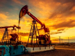 PRCBroker独家财报精彩导读：■ 国际机构进一步强化了“全球原油供需将倾向于供应过剩”的观点。■ 由于原油供应仍有余力，供需难以收紧，WTI的上涨压力或将有限。截至8月，国际机构已相继发布了全球原油供需前景。关于2025年全球原油日均需求的增长，美国能源信息署（EIA）在上调美中需求预期的背景下，将增幅修正为98万桶（2024年：1亿274万桶 → 2025年：1亿372万桶），较上月（80