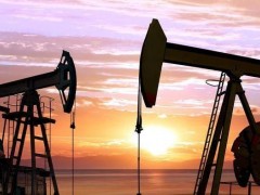 周二亚洲交易时段油价回落，回吐了前一交易日部分涨幅，因交易员权衡美国对俄罗斯可能实施的额外制裁与乌克兰战争和平努力取得进展的迹象。截至美国东部时间21:45(北京时间次日09:45)，10月到期的布伦特原油期货下跌0.5%至每桶68.46美元，而西德克萨斯中质原油(WTI)期货下跌0.6%至每桶64.44美元。