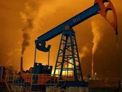 市场概述上周五由鲍威尔讲话引爆的大反弹行情仅是“一日游”。本周首个交易日，美股三大股指集体回落，道琼斯指数告别了历史高位。特朗普重申将大幅下调药价，拖累医药股默沙东下跌超2%，领跌道指成分股；大型科技股则涨跌互见。随着市场情绪转变，美国国债价格回落，收益率脱离了一周低位。美元指数强劲反弹，走出了本月内的低谷。地缘政治方面，美国据称考虑制裁欧盟官员的消息令欧元承压，盘中跌近1%。