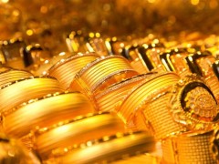 上周五，在美联储主席鲍威尔暗示9月可能降息后，黄金一度飙升至每盎司3378美元。周一亚洲时段，金价涨势有所放缓，截至发稿下跌0.2%，报3364美元/盎司。分析师指出，短期内金价或维持盘整，但由于市场对9月降息预期升温，整体走势仍偏向积极。不过，美联储货币政策若出现复杂化，可能限制黄金进一步上涨空间。鲍威尔在杰克逊霍尔研讨会上强调，通胀压力仍存，就业市场下行风险加剧，美联储可能需要调整政策。