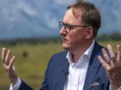 欧洲央行管理委员会成员Martins Kazaks表示，欧洲央行已进入新的货币政策阶段，重点转向监控经济运行，而不是主动干预以改变经济走势。他在怀俄明州杰克逊霍尔出席美联储年度研讨会时指出，通胀率已处于2%的目标水平，且近期数据与6月预测相比并无重大变化，因此目前没有进一步降息的必要。在连续八次下调存款利率至2%后，欧洲央行7月选择暂缓宽松。多数决策者此后也表示，倾向于在下个月继续观望。