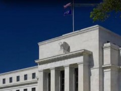 周五（8月25日）美联储主席鲍威尔在杰克森霍尔央行研讨会上的发言强化了市场对9月降息的预期，他表示，基线前景和风险平衡的变化可能需要调整政策立场，但并未承诺降息。鲍威尔在讲话中非常谨慎，既承认就业市场面临的风险日益增加，又警告通胀压力依然存在。鲍威尔指出，虽然劳动力市场似乎处于平衡状态，但这是一种奇怪的平衡，是由于工人的供需两方面都明显放缓造成的，这种不寻常的情况表明，就业的下行风险正在上升