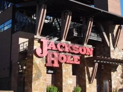 一、当周复盘1、杰克逊霍尔全球央行年会8月22日，美联储主席鲍威尔在杰克逊霍尔讲话中为9月降息敞开大门。他在杰克逊霍尔发表讲话时表示，“基准前景及不断变化的风险平衡，可能有必要调整我们的政策立场。”鲍威尔的讲话既涉及经济前景，也提及美联储新的政策框架。鲍威尔特意指出，通胀风险仍“偏向上行”，并表示与关税相关的通胀压力“如今已清晰显现”。