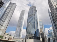 市场概述上周五，美联储主席鲍威尔发表鸽派言论，暗示9月降息的可能性极高。这一表态引发了美元大幅走弱，并推动多数其他资产类别上涨。黄金 在上周消息公布后，金价大幅上涨。明确的降息信号使黄金走强。MACD和RSI指标均显示出多头成交量和动能的增长。我们将继续预期未来几天将有进一步的买盘。白银 白银价格大幅上扬，预计在未来几天将延续这种看涨动能。MACD和RSI也反映了这种积极情绪。