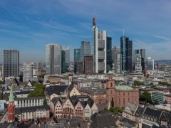 XAU/USD（黄金）昨日回顾与ETO Markets观点上周五金价亚欧盘震荡下行至3321后，受鲍威尔鸽派讲话引发降息预期推动，美盘急速拉升40余美金至3378.5，日线收长下影大阳线。地缘政治风险叠加美联储政策转向，支撑金价延续多头趋势。早盘回调至黄金分割23.6%位置，需关注38.2%（3352）及50%（3340）支撑作用。